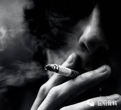 网红抽烟照片黑白,烟影迷离，情感交织